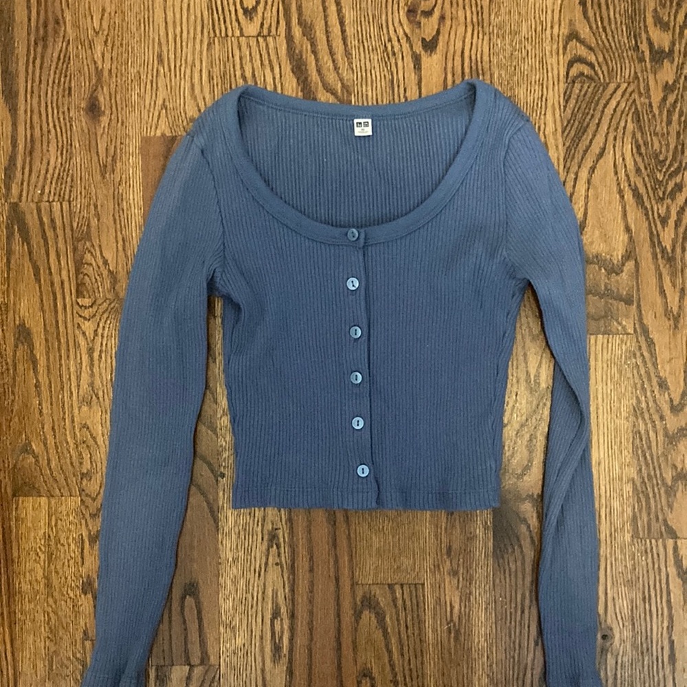 Uniqlo blue button up crop top
